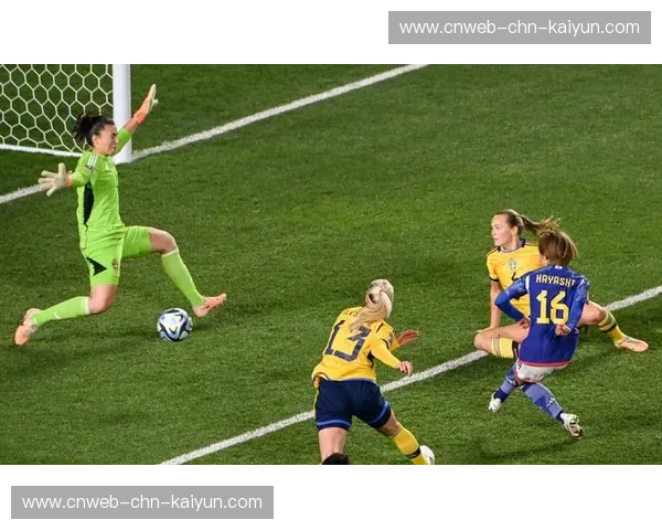 足球规则中门将出击边界界定：小禁区绝对保护与大禁区相对标准