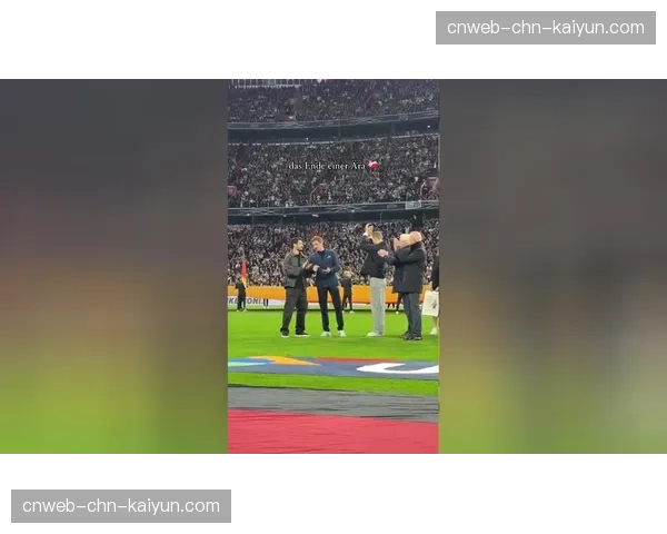 特写：球迷在波兰赛场展示巨幅TIFO，致敬传奇球员卡罗尔·别莱茨基